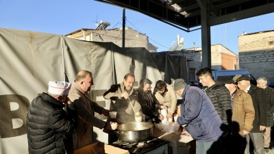Belediye Başkanımız Av. Mustafa İlmek, soğuk havada helal ekmek kaygısı ile çalışan pazarcı ve pazardan alışveriş yapan vatandaşlarımıza çorba ikramında bulundu.