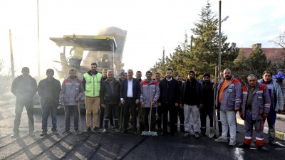 Belediye Başkanımız Av. Mustafa İLMEK Kızılören Mahallesi'nde yapımı devam eden sıcak asfalt çalışmasını yerinde inceleyerek çalışan personele tatlı ikramında bulundu.