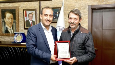 Belediye Başkanımız Av. Mustafa İLMEK, emekliye ayrılan kıymetli personelimiz Şaban Meyva'ya hizmetleri anısına plaket sundu.