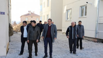 Belediye Başkanımız Av. Mustafa İlmek, Meclis Üyelerimizle birlikte Semerkent mahallesinde yapılan parke çalışmalarını yerinde inceledi.
