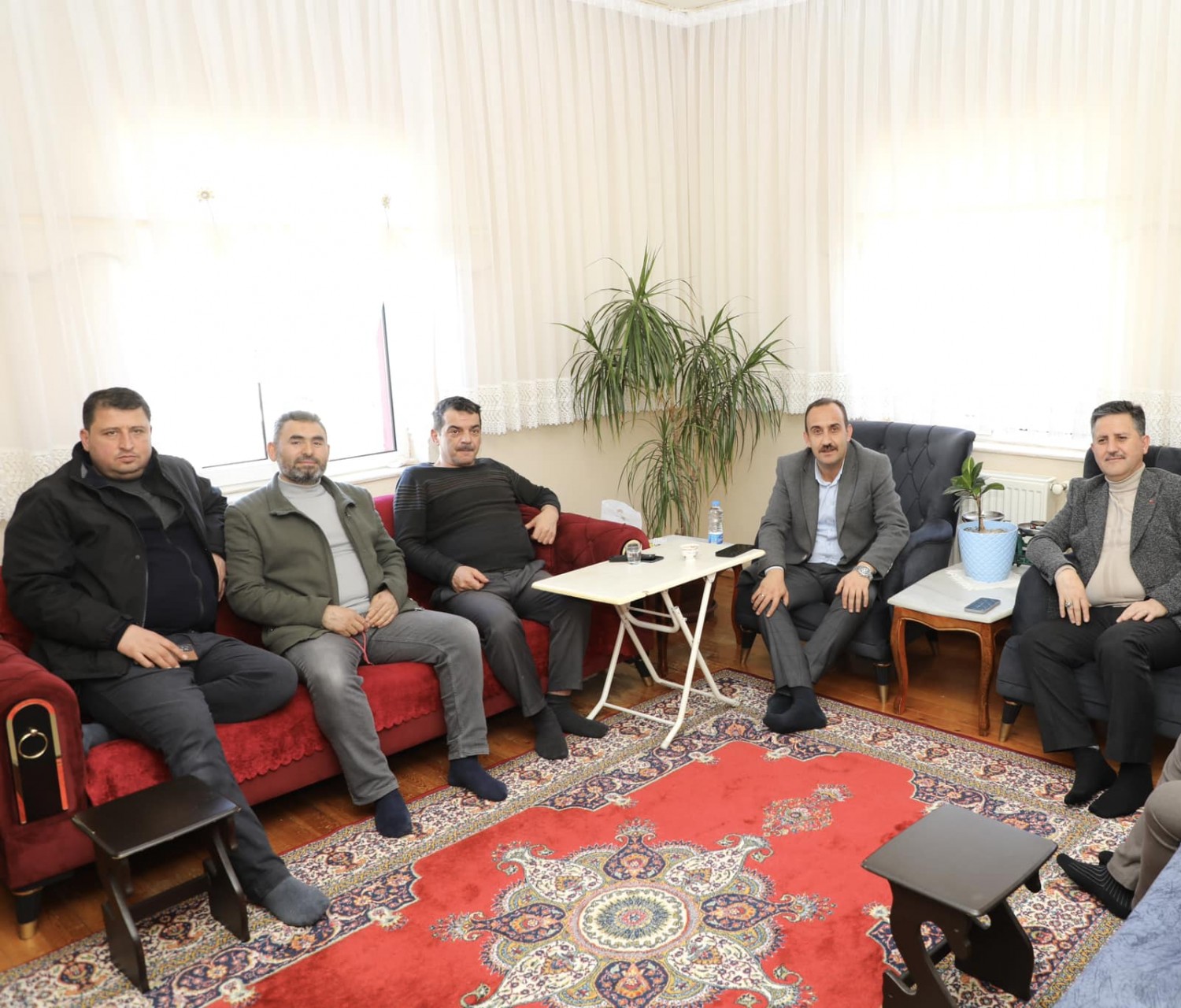 Belediye Başkanımız Av. Mustafa İlmek, AK Parti İlçe Başkanımız Sn. Mehmet Koç ile Yönetim Kurulu Üyeleri ile birlikte İsmail Ekizoğlu'na geçmiş olsun ziyaretinde bulundu.