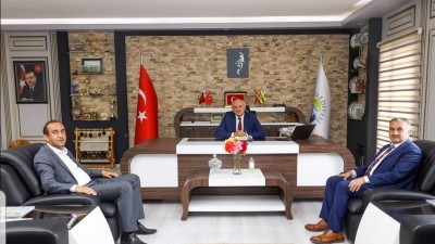 Belediye Başkanımız Av. Mustafa İLMEK, Develi Belediye Başkanımız Mehmet Cabbar ile birlikte Yahyalı Belediye Başkanımız Sn. Esat Öztürk'ü makamında ziyaret etti.