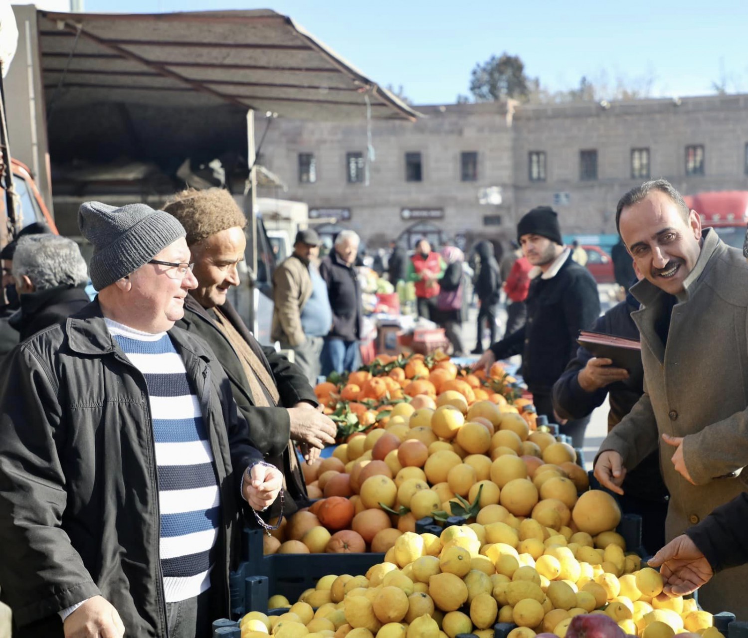 Belediye Başkanımız Av Mustafa İlmek, ilçe pazarını ziyaret ederek pazarcılarımıza ve vatandaşlarımıza salep ikram etti.