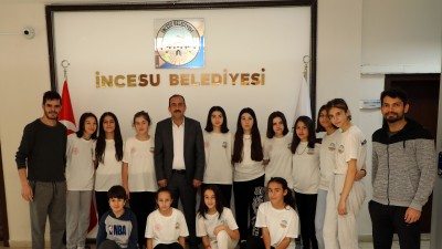 Belediye Başkanımız Av. Mustafa İlmek tişört ve eşofman desteği verdiği İncesu Gençlik ve Spor Voleybol Küçük Yıldızlar kız takımını konuk etti.