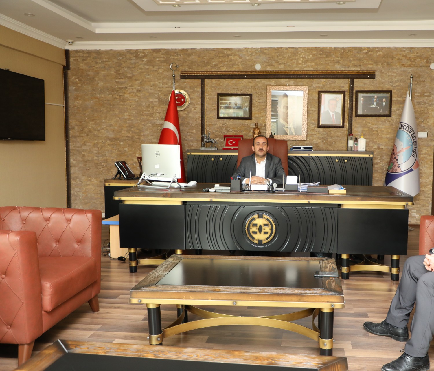 AK Parti Milletvekili Aday Adayı Sn. Yaşar ÖZTÜRK Belediye Başkanımız Av. Mustafa İLMEK'i makamında ziyaret etti.