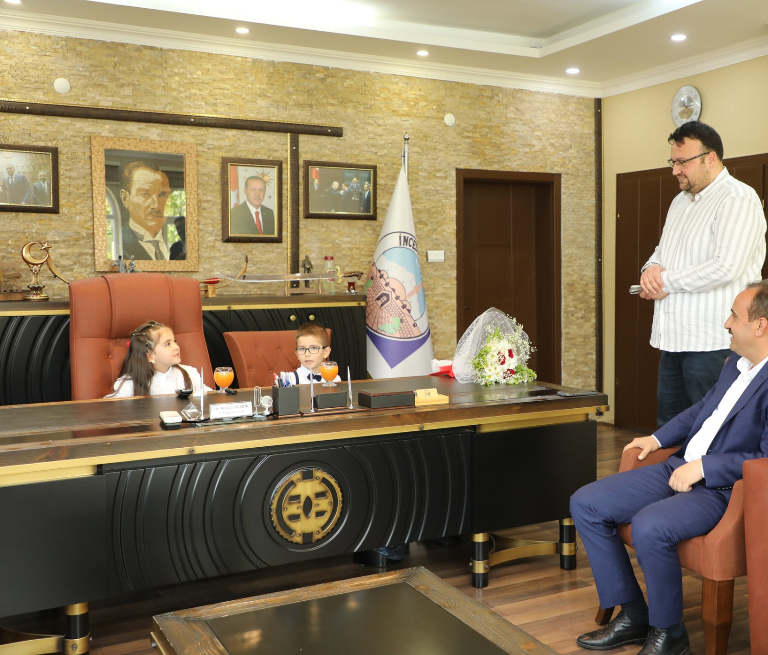 Belediye Başkanımız Av. Mustafa İLMEK, 23 Nisan Ulusal Egemenlik ve Çocuk Bayramında makamını temsili olarak Elif Esila Yıldız ve Mikail Doğan'a bıraktı.