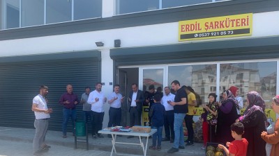 HAYIRLI OLSUN  Belediye Başkanımız Av. Mustafa İLMEK, AK Parti İlçe Başkanımız Hamit Korkmaz ile birlikte Toki 3. Etapta hizmete başlayan Erdil Şarküteri'nin açılışına katıldı. Yeni işletmemize bol kazanç dileriz.