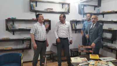 Belediye Başkanımız Av. Mustafa İLMEK, Kızılören mahallesindeki Osman Kulaç İlköğretim okulunda öğrencilerin geri dönüşüm malzemeleri ile yaptığı kütüphanede incelemelerde bulundu.